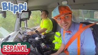 Blippi recicla con los camiones de la basura  Videos de vehículos para niños [upl. by Cheri608]